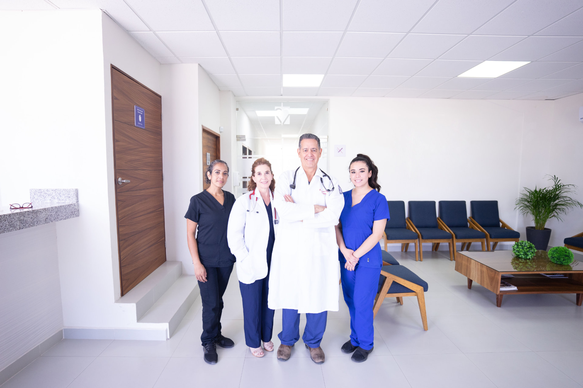 Ärztin im Gespräch mit einem Patienten im Behandlungszimmer