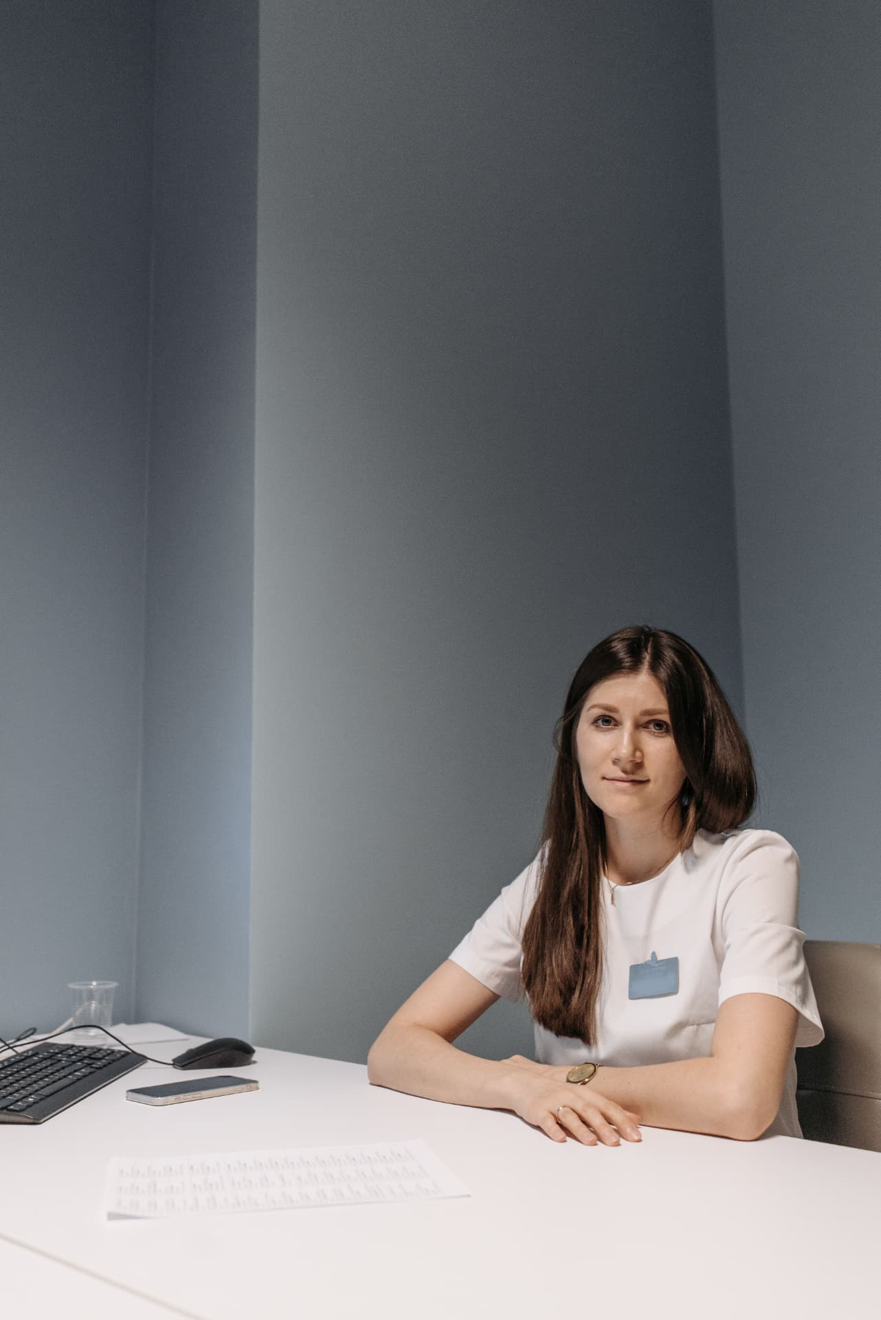 Praxismanagerin Sophie Hartmann an ihrem Arbeitsplatz